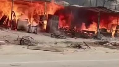 सोरांव: टीटी अब्दालपुर (टिकरी) गांव के समीप स्थित फर्नीचर शोरूम में अचानक लगी आग, लाखों का सामान जलकर हुआ राख