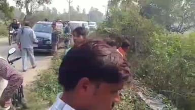 मुसाफिरखाना: जगदीशपुर थाना क्षेत्र के देवकली चौराहे के पास अनियंत्रित कार सड़क किनारे गड्ढे में घुसी, बड़ा हादसा टला