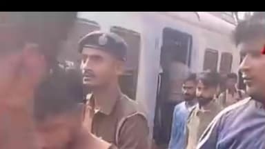 কোলাঘাট: কোলাঘাট থানার ভোগপুরে চলন্ত এক্সপ্রেস স্টেশনে ছিঁনতাইয়ের ঘটনায় দুই দুষ্কৃতীকে গণধোলাই