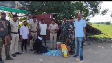 చెన్నూరు: కోటపల్లిలో అక్రమంగా తరలిస్తున్న దేశి దారు మద్యం బాటిల్లను పట్టుకున్న పోలీసులు