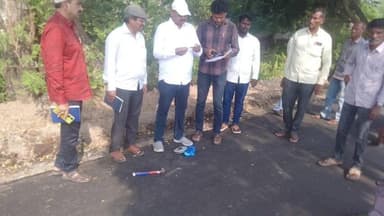 ధర్మారం: ఎలిగేడు బీటీ రోడ్డును పరిశీలించిన పంచాయతీరాజ్ శాఖ అధికారుల బృందం