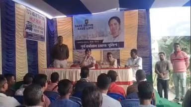 পূর্বস্থলী ১: নাদনঘাট থানায় পূর্বস্থলী ১ নম্বর ব্লকের টোটো চালকদের নিয়ে টোটোর রেজিস্ট্রেশন সম্পর্কিত বিশেষ বৈঠকে হাজির মন্ত্রী