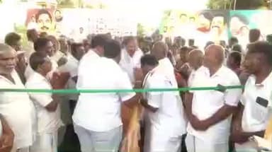 பரமத்தி வேலூர்: பிலிக்கல்பாளையத்தில் மாற்றுக் கட்சியில் இருந்து விலகி அதிமுகவில் முன்னாள் அமைச்சர் தங்கமணி முன்னிலையில் இணைந்தனர்