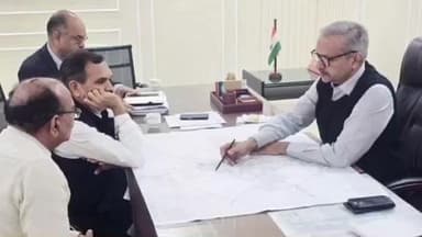 चरखी दादरी: विधायक सुनील सांगवान ने सिंचाई और पेयजल व्यवस्था को लेकर अधिकारियों के साथ की बैठक