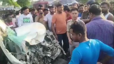 জলপাইগুড়ি: সোনাখালি সংলগ্ন এলাকায় পিকআপ ভ্যানের সাথে যাত্রীবাহী বোলেরো গাড়ির মুখোমুখি সংঘর্ষে আহত ৪, জলপাইগুড়ি MC ভর্তি ২