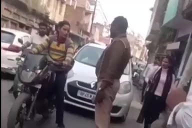 भीटी: पुराने तहसील तिराहे पर जाम हटवाते समय होमगार्ड से बाइक सवार युवती की तीखी बहस, सोशल मीडिया पर वीडियो हुआ वायरल