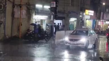 தூத்துக்குடி: மாவட்டம் முழுவதும் பரவலாக கனமழை காலை ஆறு முப்பது மணி நிலவரப்படி மாவட்டம் முழுவதும் 1083.70 மிமீ மழை பதிவு மாவட்ட நிர்வாகம் அறிவிப்பு