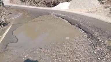 राजगढ़ी: नौगांव में पुरोला मोटर मार्ग के बीचों-बीच बना भारी गड्ढा लोगों को चोटिल कर रहा है