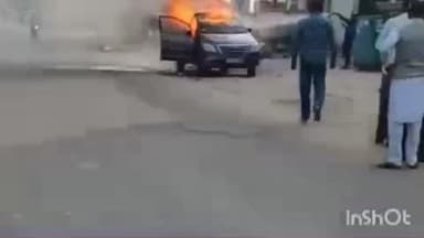 फतेहाबाद: कुला में भूना रोड पर इनोवा कार में लगी आग, हड़कंप, चालक ने कूदकर बचाई जान