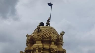 கள்ளக்குறிச்சி: வேளாக்குறிச்சி கிராமத்தில் அமைந்துள்ள ஸ்ரீ செல்வ விநாயகர் திருக்கோயிலின் கோபுரம் மீது இடிதாக்கியதால் பரபரப்பு