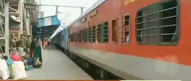 খড়গপুর ১: চলন্ত ধৌলি এক্সপ্রেসের হার ছিনতাই দুষ্কৃতীদের, দুষ্কৃতীদের ধাক্কায় ট্রেনের চাকায় হাত কাটা মহিলাকে ভর্তি হলো খড়্গপুরে