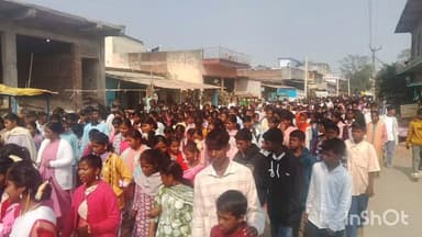 महुआडांड़: ईसा मसीह के 2025 वर्ष पूरे होने पर महुआडांर में निकला ख्रीस्त राजा पर्व का जुलूस