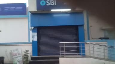 మద్నూర్: 24 గంటలు సేవలందించే ఏటీఎం, కార్యాలయం పని వేళలో మాత్రమే తెరిచి ఉంటుందని, లబ్ధిదారులు అసంతృప్తి వ్యక్తం చేశారు