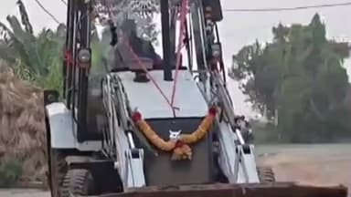 सनहौला: विश्वासपुर गांव में अनियंत्रित ट्रक ने सड़क किनारे बने गेट को मारी टक्कर, ड्राइवर घायल, गेट क्षतिग्रस्त