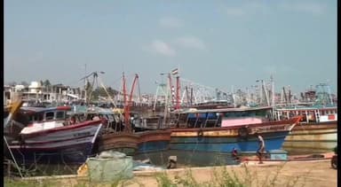 நாகப்பட்டினம்: புயல் எச்சரிக்கையை தொடர்ந்து அக்கரைப்பேட்டை மீன்பிடித் துறைமுகத்தில் பாதுகாப்பாக நிறுத்தப்படும் விசைப்படகுகள்