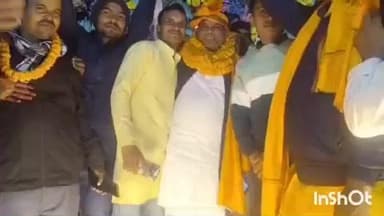 देसरी: देसरी के भिखनपुरा गांव निवासी विधायक महेंद्र राम के राजापाकर पहुंचने पर जनता ने फूल-मालाओं से किया स्वागत