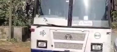 गनाेड़ा: गनोड़ा में रोडवेज बस और अनुबंधित बस के चालक, परिचालक एवं खलासी ने सवारियों के लिए की लड़ाई, रोडवेज बस पर हुआ पथराव