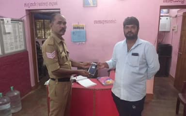 ಅಂಕೋಲ: ಕಳೆದು ಹೋಗಿದ್ದ ಮೊಬೈಲ್ಲನ್ನು ಪತ್ತೆ ಹಚ್ಚಿ ವಾರಿಸುದಾರರಿಗೆ ಪೊಲೀಸ್ ಢಾಣೆಯಲ್ಲಿಒಪ್ಪಿಸಿದ ಪೊಲೀಸರು