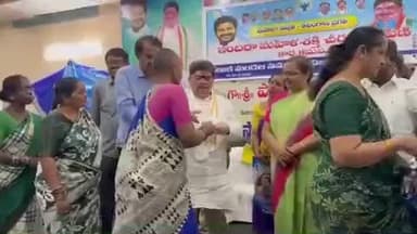 హుస్నాబాద్: హుస్నాబాద్ పట్టణంలోని మున్సిపల్ కార్యాలయంలో మహిళలకు మహిళా శక్తి చీరలు పంపిణీ చేసిన మంత్రి పొన్నం ప్రభాకర్