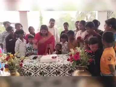 হরিরামপুর: অসহায় শিশুদের সঙ্গে মানবিকতার ছোঁয়ায় প্রথম বিবাহ বার্ষিকী পালন হরিরামপুর বিধানসভার বুনিয়াদপুরের চিকিৎসক দম্পতির