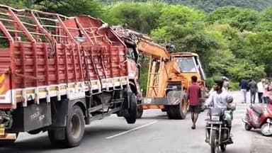 பேரணாம்பட்டு: பேர்ணாம்பட்டு பத்தலப்பள்ளி மலைப்பாதையில் தடுப்பு மீது மோதி பள்ளத்தில் ஈச்சர் வேன் கவிழ்ந்து விபத்து