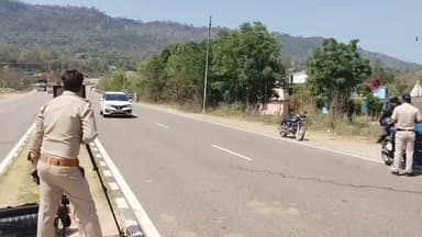 झंडूता: झंडूता और भगेड़ ट्रैफिक पुलिस द्वारा किरतपुर–नेरचौक फोरलेन पर नियमित रूप से चेकिंग अभियान चलाया गया