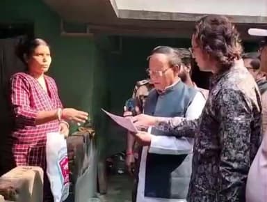 গঙ্গারামপুর: গঙ্গারামপুর শহরের বাড়ি বাড়ি জনসংযোগ করলেন বিধায়ক সত্যেন্দ্রনাথ রায়,খতিয়ে দেখলেন এসআইআরের আবেদন পত্র পুরনের কাজ