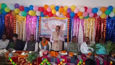 मेहसी: मेहसी प्रखंड क्षेत्र के उच्च माध्यमिक विद्यालय मझौलिया के सभागार में सेवानिवृत्त प्रखंड शिक्षा पदाधिकारी को दी गई विदाई