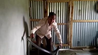 রাজগঞ্জ: আপার হিলা চাবাগানে চম্পাগুড়ি গ্রামপঞ্চায়েতের প্রধান রমেশ তিরকির বাড়ি শোবার খাটের নিচ থেকে একটি ১২ ফুটের কিংকোবরা উদ্ধার