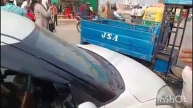 वाराणसी चोलापु रोड के किनारे खड़ी टोटो अचानक चल पड़ी, सामने आ रही कार से टकराई