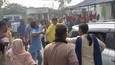 কাটোয়া ১: ‘পুলিশ’ লেখা গাড়ির বেপরোয়া দৌরাত্ম্য, স্কুটিতে ধাক্কা, অল্পে রক্ষা দুই শিশু, কাটোয়া হাসপাতালের সামনে হাতাহাতি উত্তেজনা