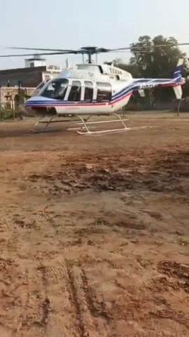 चौमूं: चोंमू में दुल्हन लेने हेलीकॉप्टर लेकर पहुंचे दूल्हा, हेलीकॉप्टर देखने के लिए ग्रामीणों की भीड़ हेलीपैड पर