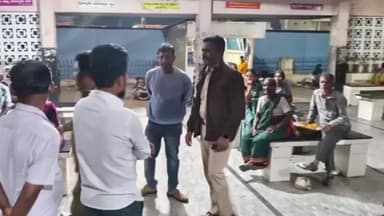 ನಿಡಗುಂದಿ: ಪಟ್ಟಣದ ಬಸ್ ನಿಲ್ದಾಣದಲ್ಲಿ ಪುಡಿಪುಂಡರನ್ನು ತರಾಟೆಗೆ ತೆಗೆದುಕೊಂಡ ಪೊಲೀಸ್ ಅಧಿಕಾರಿಗಳು