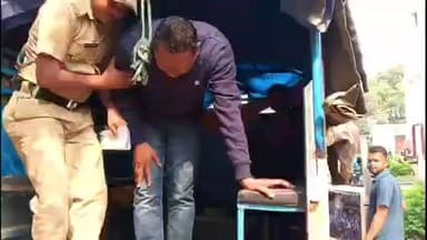 জামবনি: গ্ৰুপ ডি পদে চাকরি পাইয়ে দেওয়ার নামে প্রতারনার অভিযোগে এক সিভিক ভলেন্টিয়ার কে গ্ৰেফতার করল জামবনি থানার পুলিশ