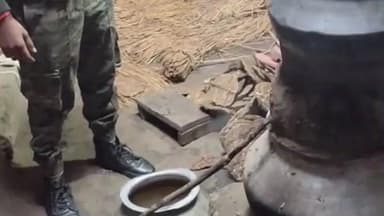 सिरदला: पुलिस की बड़ी कार्रवाई, घर के अंदर बन रही थी शराब