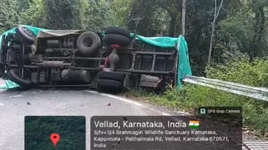 ವಿರಾಜಪೇಟೆ: ಪೆರುಂಬಾಡಿಯಲ್ಲಿ ನಿಯಂತ್ರಣ ತಪ್ಪಿ ರಸ್ತೆಗೆ ಮಗುಚಿದ ಲಾರಿ