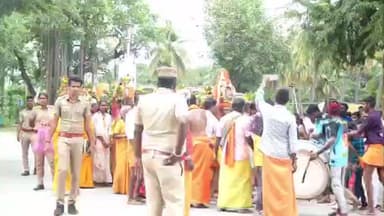 தேன்கனிகோட்டை: பூவத்தி கிராமத்தில் உள்ள மண்டு மாரியம்மன் கோவில் வழிபட வெவ்வேறு சமூக மக்களுக்கு இடையே தகராறு, போலிசார் குவிப்பு