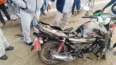 बोरियो: दनवार मोड़ के पास कार ने बाइक को मारी टक्कर, चालक को मामूली चोटें आईं, बाइक क्षतिग्रस्त
