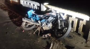 रूपवास: रूपवास के खानुआ पुल पर हुए सड़क हादसे में बाइक सवार 2 युवक गंभीर रूप से घायल