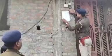 अरेराज: जिले के अलग-अलग थाना क्षेत्रों में पुलिस ने फरार अभियुक्त के घर पर इश्तिहार का किया तामिला