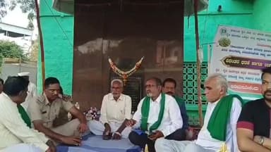 ನವಲಗುಂದ: ನವಲಗುಂದ ಪಟ್ಟಣದಲ್ಲಿ ಗೋವಿನಜೋಳ ಖರೀದಿ ಕೇಂದ್ರ ಪ್ರಾರಂಭಿಸುವಂತೆ ಆಗ್ರಹಿಸಿ ಕರ್ನಾಟಕ ರಾಜ್ಯ ರೈತ ಸೇನೆ ಸದಸ್ಯರು ಉಪವಾಸ ಸತ್ಯಾಗ್ರಹ