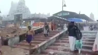 திருச்செந்தூர்: திருச்செந்தூர் முருகன் கோவிலை பெய்த மழையில் சூழ்ந்த மழைநீர்!