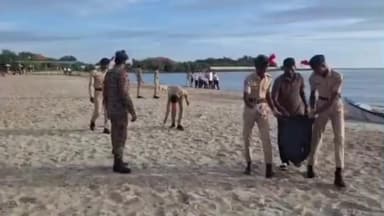 தூத்துக்குடி: முத்துநகர் கடற்கரையை தேசிய மாணவர் படை தினத்தை முன்னிட்டு சுத்தம் செய்த மாணவர்கள்