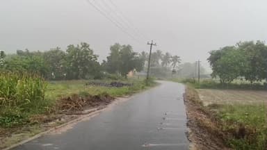 சங்கராபுரம்: சங்கராபுரம் மற்றும் அதன் சுற்றுவட்டார பகுதிகளில் அரை மணி நேரத்திற்கு மேலாக பெய்த மழையால் மக்களின் இயல்பு வாழ்க்கை பாதிப்பு