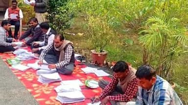 मेजा: नेवढ़िया में मतदाता घर पर नहीं मिल रहे, बीएलओ को गणना प्रपत्र वितरण में आ रही दिक्कत