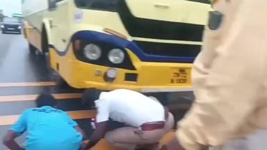 கோவில்பட்டி: வ உ சி பள்ளி எதிரே அதீத மது போதையால் பேருந்தை வழிமறித்து அடியில் படுத்து தர்ணா போராட்டம் செய்த மது பிரியர்