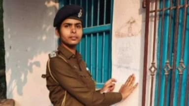 पंडौल: थाना पुलिस ने फरार अपराधी के घर पर इश्तेहार चिपकाया