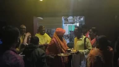 ময়ূরেশ্বর ১: পাঁচ লক্ষ কন্ঠে গীতা পাঠ অনুষ্ঠানে উপস্থিত থাকবে ধীরেন্দ্র শাস্ত্রী, এলাকায় বার্তা পৌঁছাতে মল্লারপুরে পৌঁছালো বিশেষ রথ