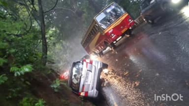 താമരശ്ശേരി: താമരശ്ശേരി ചുരത്തിൽ കാർ ഡ്രൈനേജിൽ വീണു