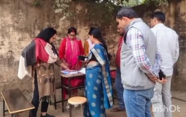 मुरार: छुट्टी के दिन भी प्रशासन सक्रिय: कलेक्टर ने संभाला मोर्चा, मतदाताओं से समय पर ईएफ जमा करने की अपील